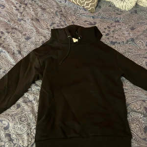 Svart hoodie - Säljer denna svarta hoodie ifrån NA-KD i stl S! Nypris 549kr, säljer för 190kr!
