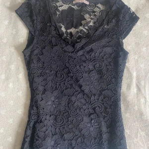 Spets tröja - Svart tröja med spets runt hela varan