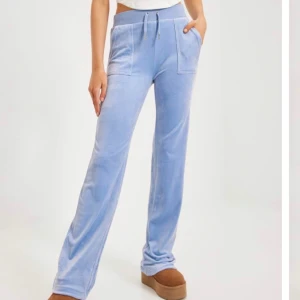 Ljusblå juicy couture byxor - Säljer mina älskade juicy couture byxor i storlek S 💕De är sparsamt använda och har inga defekter! Pris kan diskuteras till en viss gräns. NYPRIS 1100kr