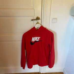 Nike Orginal  - Fin hoodie från Nike Origina, nyskick  Storlek 170! Pris 100kr