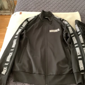 Hoodrich svart tvådelad - Aldrig använt tvådelat Hoodrichset. Byxa XL jacka L. 