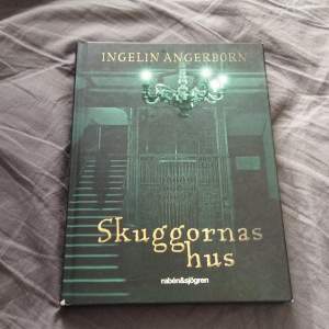 Hej säljer en bok som heter Skuggornas Hus. Boken är jätte spännande och lite läskig. Perfekt för dig som gillar äventyr och skräck 