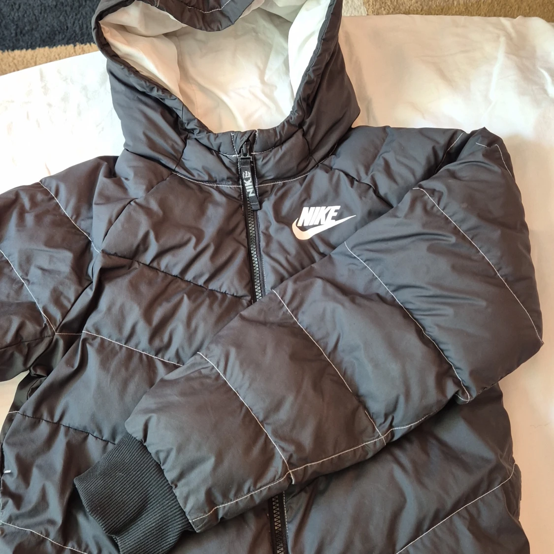 Svart pufferjacka från Nike