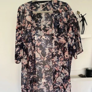 Kimono/kofta - Storlek xs-s Finns ett litet hål längst ner som säkert går att fixa 
