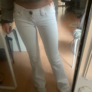 miss vivi jeans - snygga lågmidjade jeans med rosa detaljer i fint skick, storlek 34. längden passar de som är runt 160cm och lite längre 