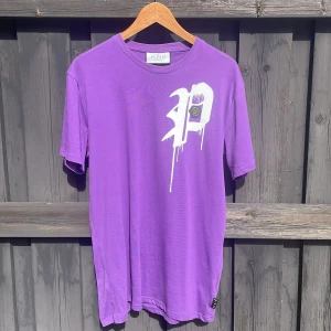 Philipp Plein T-shirt  - Säljer denna brutalt feta Philipp Plein tisha😈Nypris 5000kr Size M