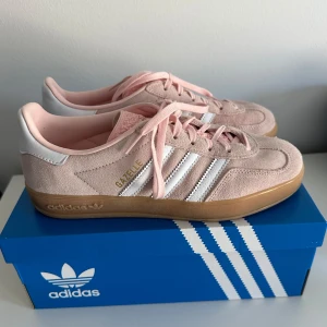 Adidas Gazelle - Köpta från sneakersnstuff för lite mer än 1 månad sen, knappt använda strlk 38 2/3