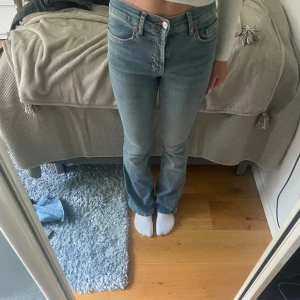 Jeans  - Dom e typ lite mid waist men väldigt snygga. Från Gina och original pris e 500. Ett litet hål i ena fickan men var så när jag köpte så vet inte om det e designen eller inte🤗 (sista bilden) använda 2 gånger så väldigt bra skick.