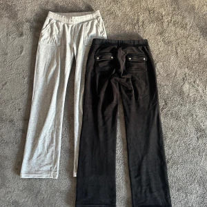 Två par juicy byxor💓 - Säljer i par, men kan även tänka mig att sälja separat om du bara vill ha ena paret! Då kan vi diskutera priset i dm💓Inga defekter alls! Jag är 168cm för referens🥰 Kontakta mig för fler bilder❤️