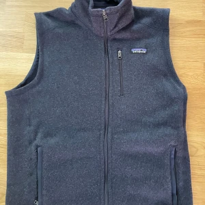 Patagonia väst herr - Säljer mina helt nya patagonia väst då den är en storlek för liten för mig. Har använts max 2-3 gånger