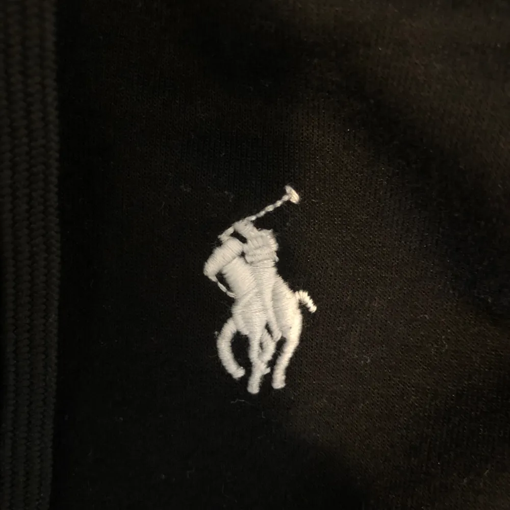 Polo Ralph Lauren zip Hoodie svart storlek S. Fint skick säljer för att jag inte använder den. Skriv vid frågor och funderingar!. Hoodies.