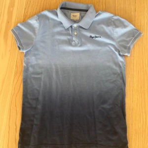 Snygg blå piké - 9/10 skick snygg att ha till skolstart