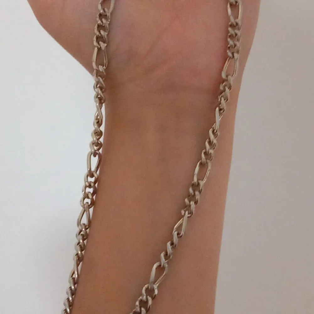 Guld-silver halsband fick den som present och vill inte ha den längre 50-45cm långt och 2-3mm längt. vi kan prata om priset den är från Italien . Asusteet.
