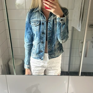 Jeans Jacka - Jag är 180 så lite för liten för mig!