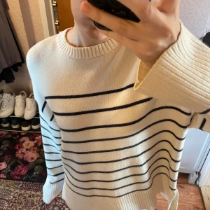 Stickad tröja från Zara - Jättemysig stickad tröja från Zara🫶 bra kvalite och perfekt för hösten🍁🩷 OBS notera att den tar upp ganska mycket vatten när man tvättar den