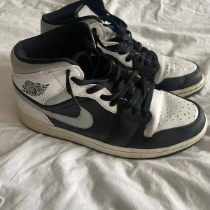Jordan 1 mid shadow 43 - Säljer nu mina jordans i storlek 43 då dom ej kommer till användning.  Priset går att diskuteras!