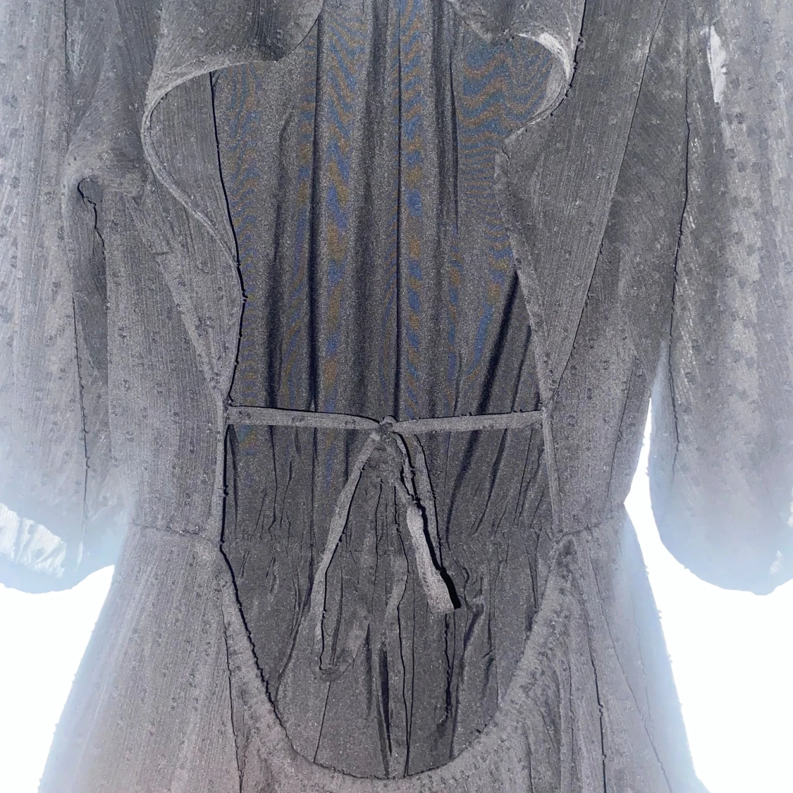 Svart kortklänning med volanger - 93