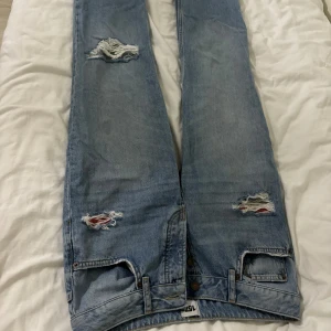 Blåa håliga jeans  - Säljer dessa populära jeans från lager 157 med hål i. Har använts endast en gång. Storlek M. Pris kan diskuteras☺️☺️