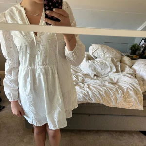 Vit klänning från H&M  - En vit söt sommardröm från H&M, har aldrig använt den då jag inte fått rätt tillfälle för det.💗