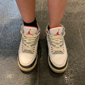 Air Jordan 3s Retro/Fire red - Size: 40 är lite slitna men säljs för bara 800kr då ny pris är mycket mer vet inte exakt skriv om ni vill köpa och kolla gärna i profilen så kanske ni hittar fler grejer att köpa