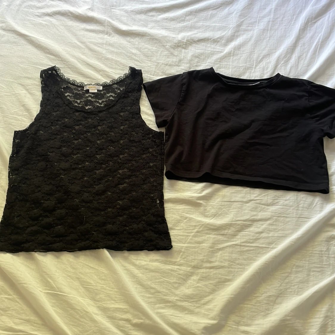 Svart croppad topp med spetsdetaljer - 91