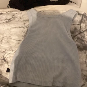 Jätte fin topp - Hej! Säljer denna jätte fina toppen för att den tyvärr inte kommer till användning ❤️