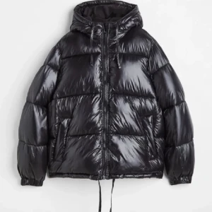 Glansig jacka - Sjukt snygg men köper en ny vinterjacka så denna kommer inte komma till användning. Jackan är lite oversized så en XS passar fler storlekar beroende på hur man vill att den ska sitta. I jättebra skick också! Skriv vid frågor!💓