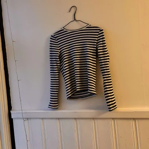 Vit och blå randig långarmad tröja! - Nyskick! Väldigt fin och passar alla som är Storlek XS-S! Sitter ganska tight men man kan andas i den!💕
