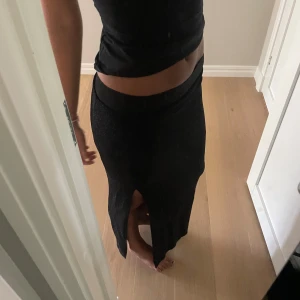 Långkjol - Sjukt fin långkjol i svart med inslag av glitter, fint skick!