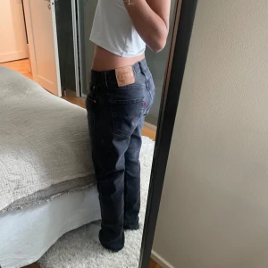 Svarta Levis 501 jeans - Säljer ett par svarta Levis 501 jeans i storlek W29 L32. De är i bra skick och är lågmidjad fit.  🖤