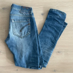 Dondup Jeans - Storlek 31, men sitter ungefär som w29 L 31. Bra skick, slitningarna är en del av designen. Pris kan sänkas vid snabb affär!