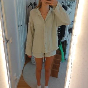 Fin Lindex pyjamas set, storlek XS  - Skön, snygg och mjuk pyjamas sett gjort på 100% bomull. I storlek XS. Man kan ha det på både vintern som sommaren beroende på vad man själv vill. Har använt settet väldigt få gånger. Nyskick. Säljer pga för litet🎀💤