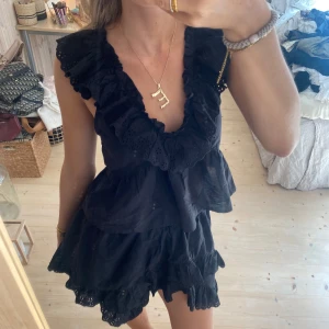 Set  - SUPER SNYGGT. Så praktiskt eftersom man kan ha toppen och kjolen för sig själv oxå❣️❣️