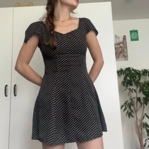Prickig klänning - Prickig klänning som är supersöt och funkar för sig själv men kan också att kläs upp!!❤️❤️🤩