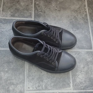 Lanvin cap toe - Lanvin cap toe marinblå stl 44/uk8 säljer för att dom är för stora för mig lite repor finns på toeboxen och dustbag finns. Pris är ej hugget i sten. Jag tar även emot byten