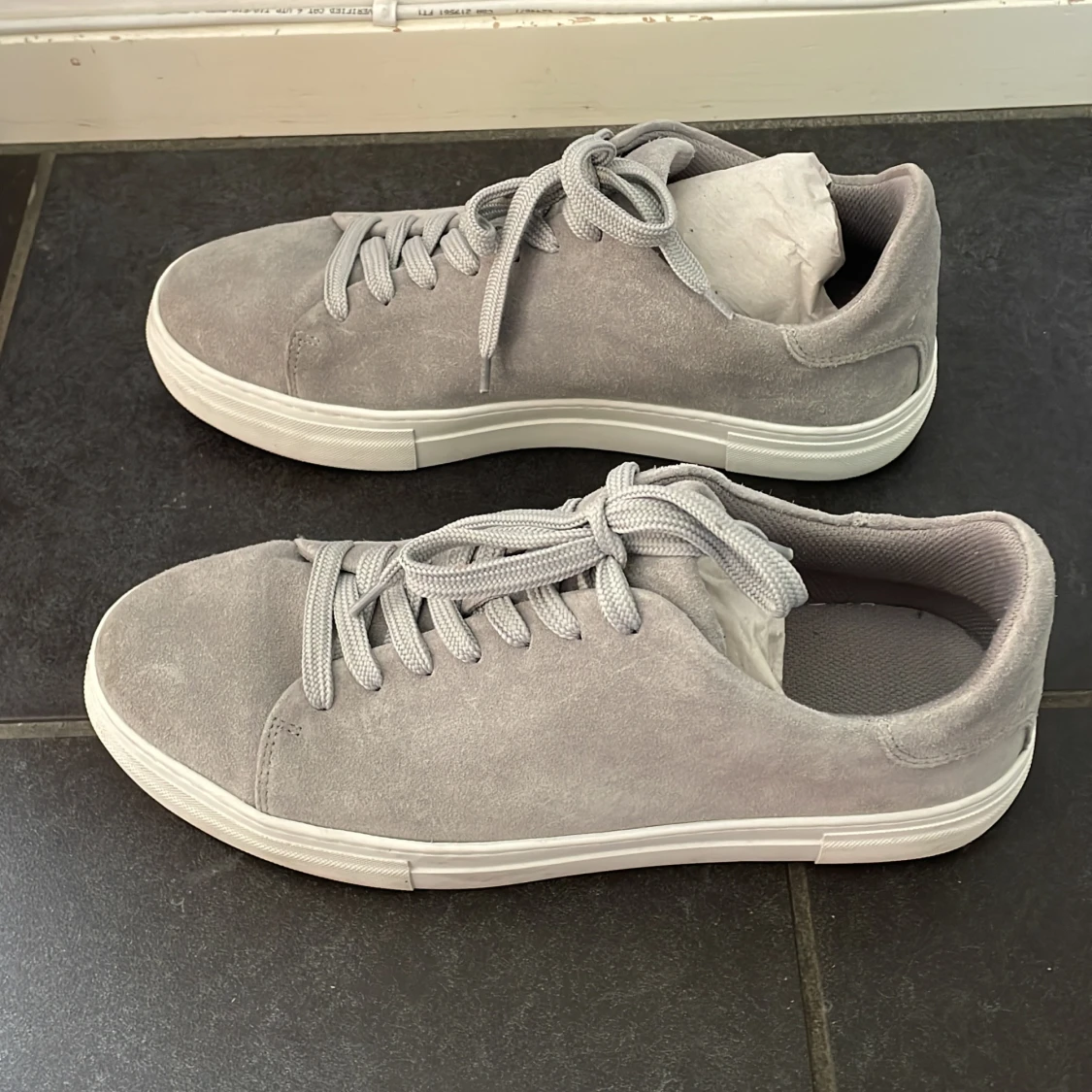 Grå sneakers i mocka - 92