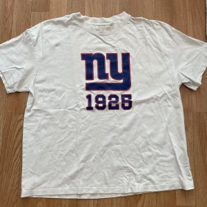 Vit NFL t-shirt med tryck - Säljer en vit t-shirt från hm med tryck på framsidan. T-shirten är i storlek L men har använts som oversize🤗