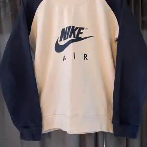 Säljer en snygg och bekväm Nike Air sweatshirt i vitt och mörkblå. Den är i nyskick och perfekt för både vardag och träning. Barnstorlek XL men passar som dam S-M. Den är ganska mycket använd därför de billiga priset. kontakta gärna vid frågor.