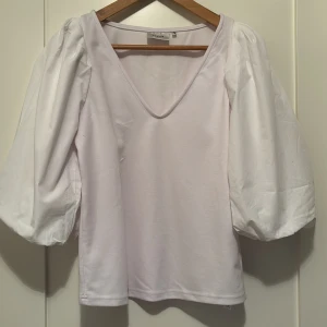 Topp från Gestuz - Jättefin topp men puffärm från Gestuz. Storlek XS.
