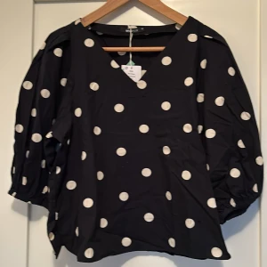 Blus från Gina Tricot - Helt ny blus med puffärm från Gina Tricot.