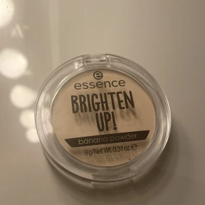 Essence Brighton up! ( banana powder) - Sminket blir inte lika kakig och den blir en slätt bass