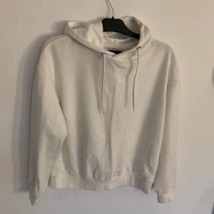 Vit hoodie - Bra skick, hör av dig för fler bilder!