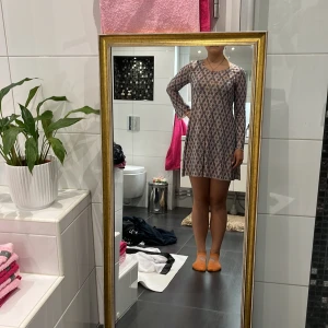 Klänning med mönster  - Gammel rosa klänning med blått och lila mönster aldrig använd 