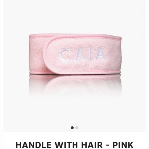 Rosa diadem från CAIA - Säljer ett supergulligt vit diadem från CAIA. Det är mjukt och bekvämt, perfekt för att hålla håret borta när du sminkar dig eller gör din hudvårdsrutin. Diademet har en broderad logga i orange/rosa och är gjort av bomullsmaterial. Det är one size och passar de flesta huvudstorlekar. 