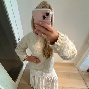 Vit stickad tröja  - Sååå fin stickad tröja från Hm🥰så sjukt mysig och skön att ha på sig! Passar jätte bra nu till hösten och vintern💞Nypris: 1200kr