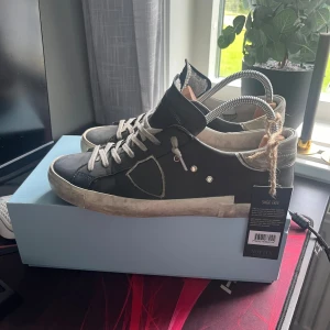 Philip model skor - Tjena jag säljer nu dessa tvärfeta Philip models skorna i storlek 41 dom är i helt ny skick och det är bara att höra av sig vid frågor och funderingar!