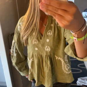 Blus - Olivgrön blus från zara💗 använd 2 gånger så mycket bra skick