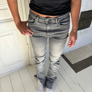 Jeans med slits - Jeans med slits i väldigt bra skick