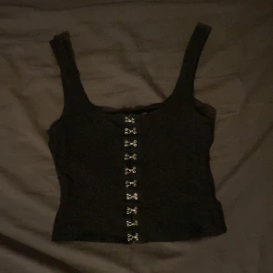 Linne - Linne från weekday med spännen där fram