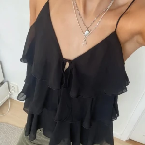 Super snygg zara topp  - (Lånade bilder från tjejen jag köpte från) super snygg säljer pga ingen användning, finns inga defekter och är perfekt för skolan 💓